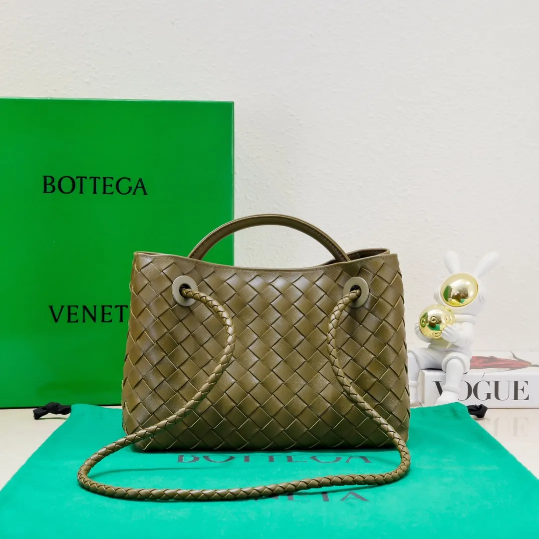 Batch 1860 B's 2024 spring and summer new style continues the brand's woven style with detailed metal knot switch buckles. This time, the shoulder straps are also made into tube weaves, showing different craftsmanship. The carrying method is versatile to create more different styles. Intrecciato woven leather small handbag, equipped with sliding crossbody strap. Internal compartments, including 1 zipper pocket and 2 open pockets with magnetic buckle closure. Size: 25*20*10cm, model: 7463#